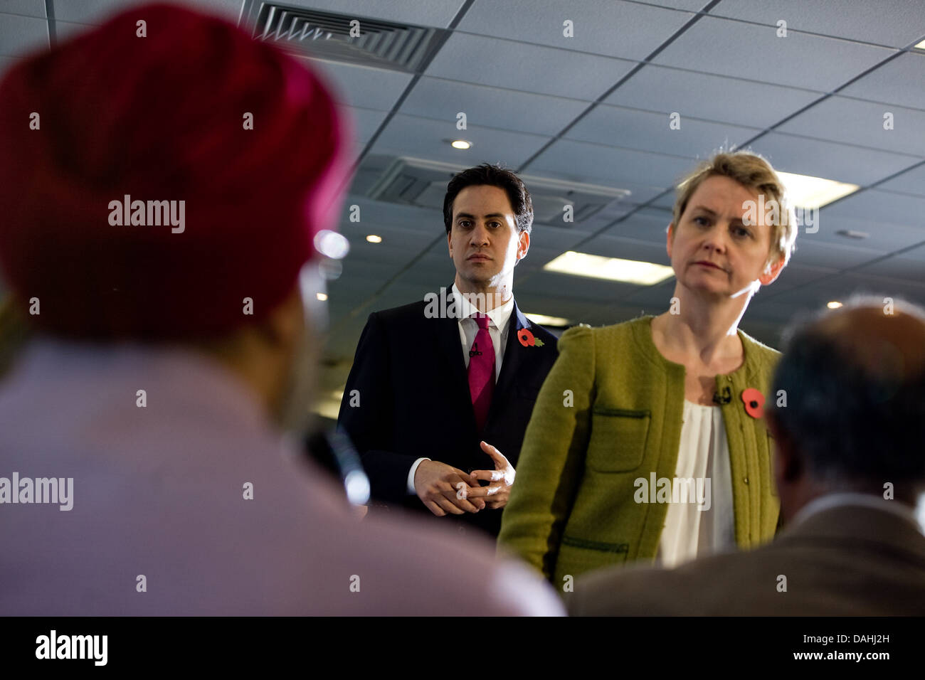 Labour-Partei Führer Ed Miliband gesellt sich Schatten Home Secretary Yvette Cooper Stockfoto