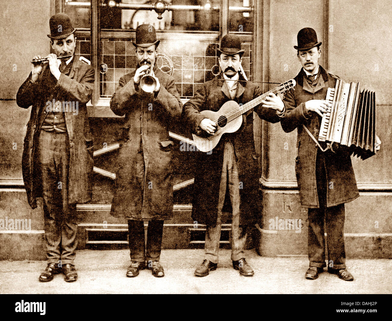 Londoner Straßenmusiker Anfang 1900 Stockfoto