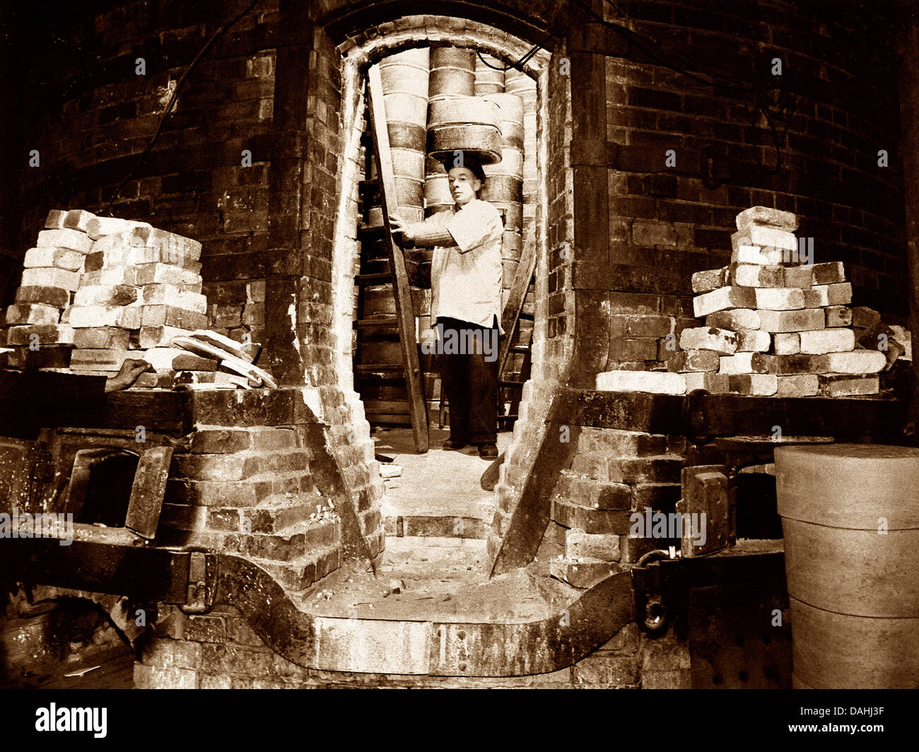 Die Töpfereien Potter mit Alge frühen 1900er Jahren Stockfoto