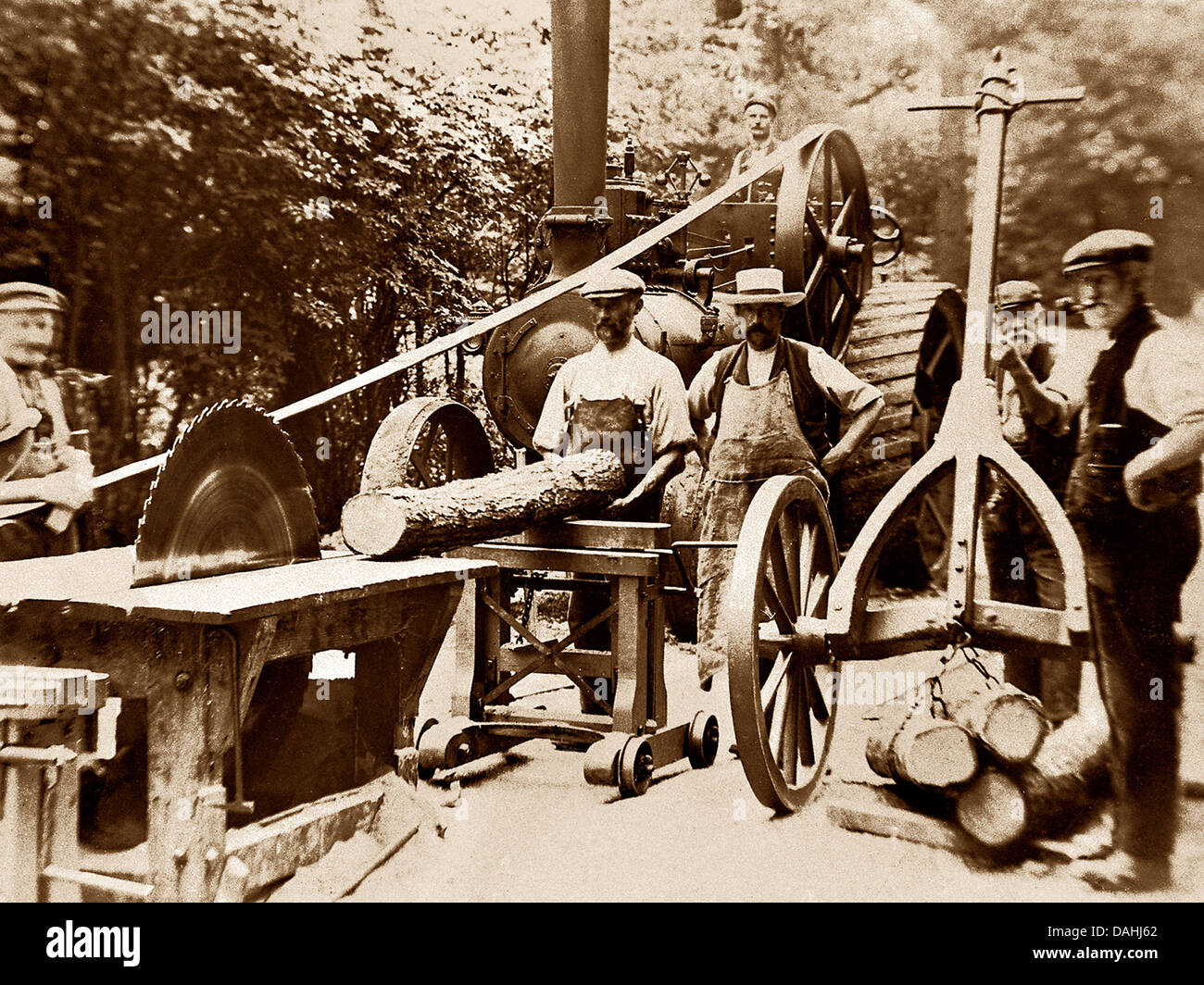 Zugmaschine und Sägewerk viktorianische Periode Stockfoto