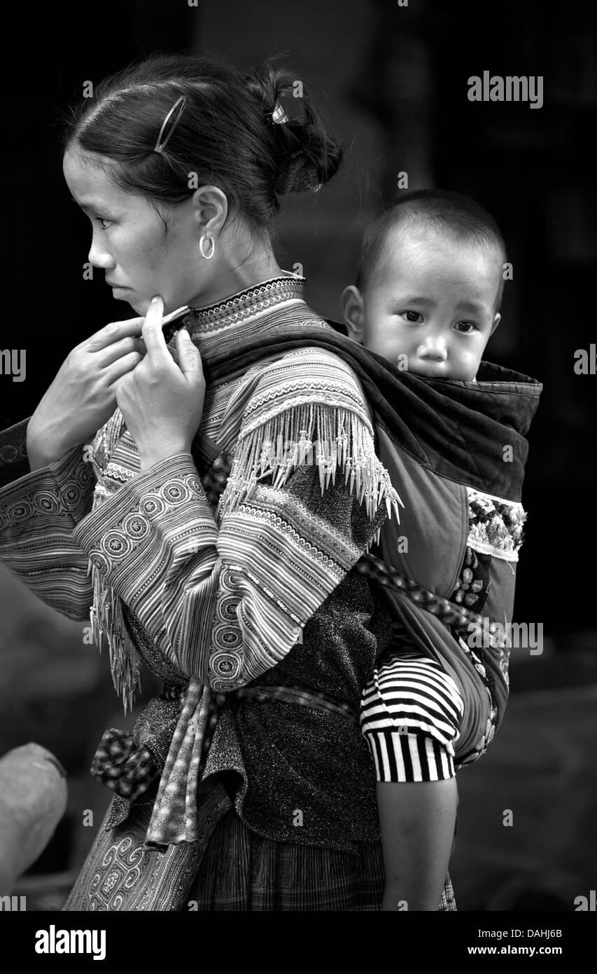 Schwarz / weiß Bild der Flower Hmong Frau im unverwechselbaren Stammes-Kleid mit Kind, Coc Ly. Lao Cai Provinz, Vietnam Stockfoto