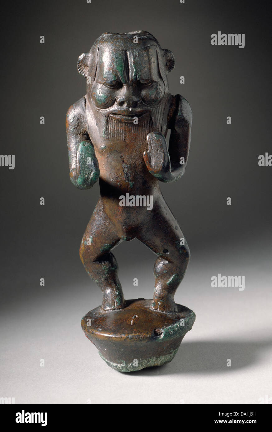 Diese Figur repräsentiert den ägyptischen Gott Bes, der für seine Rolle in Schutz und Fruchtbarkeit bekannt ist. Es ist Teil der Sammlung ägyptischer Artefakte von LACMA, die die Bedeutung der Gottheiten in der altägyptischen Kultur veranschaulichen. Stockfoto