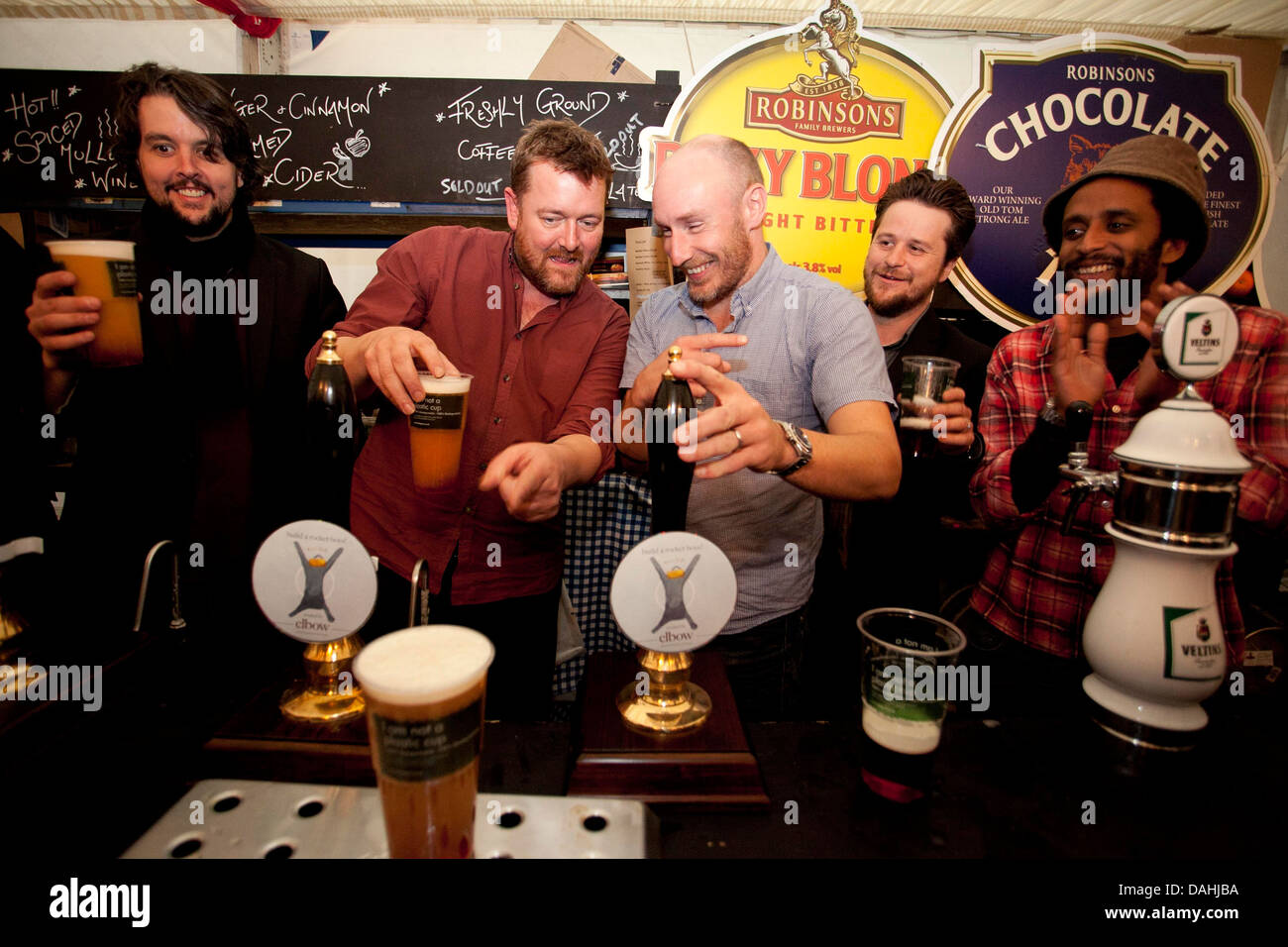 Guy Garvey und seine Band Ellenbogen ziehen Pints Bier namens "Bulid a Rocket Boys! "bei der Manchester Food and Drink Festival Stockfoto