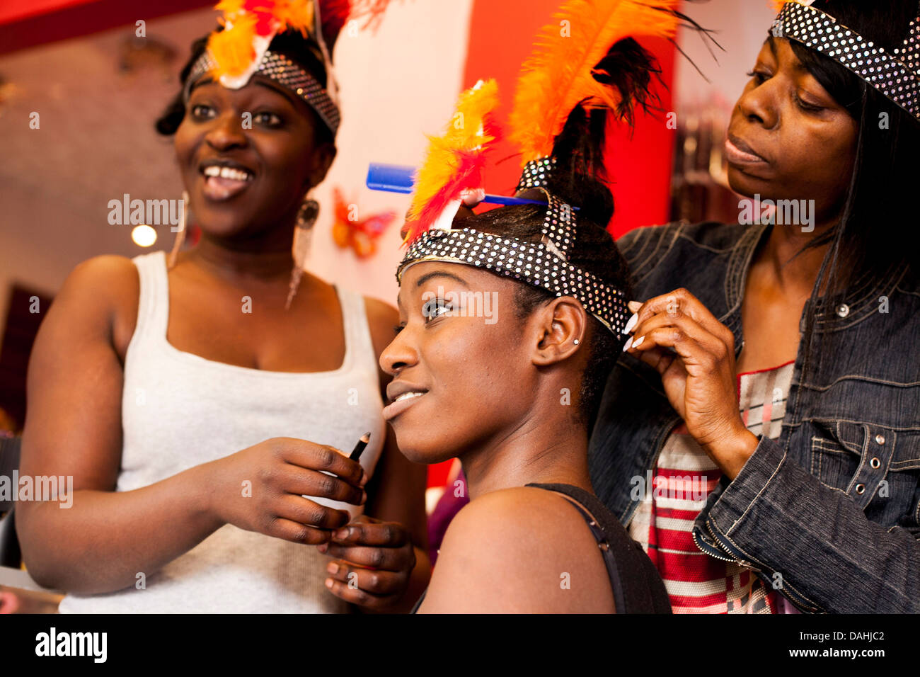 Vorbereitungen für die Moss Side karibischen Karneval auf der TJ Hair and Beauty, Prinzessin Straße, Manchester Stockfoto