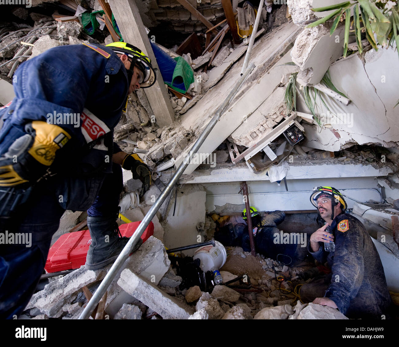 Mitglieder des Fairfax County Virginia Urban Search and Rescue Teams führen eine Rettungsaktion in einem eingestürzten Abschnitt des Hotel Montana in der Folge von einem Erdbeben der Stärke 7,0, die 220.000 15. Januar 2010 in Port-au-Prince, Haiti Tote. Acht Menschen, darunter 7 Amerikaner wurden aus den Trümmern des Hotels gerettet. Stockfoto