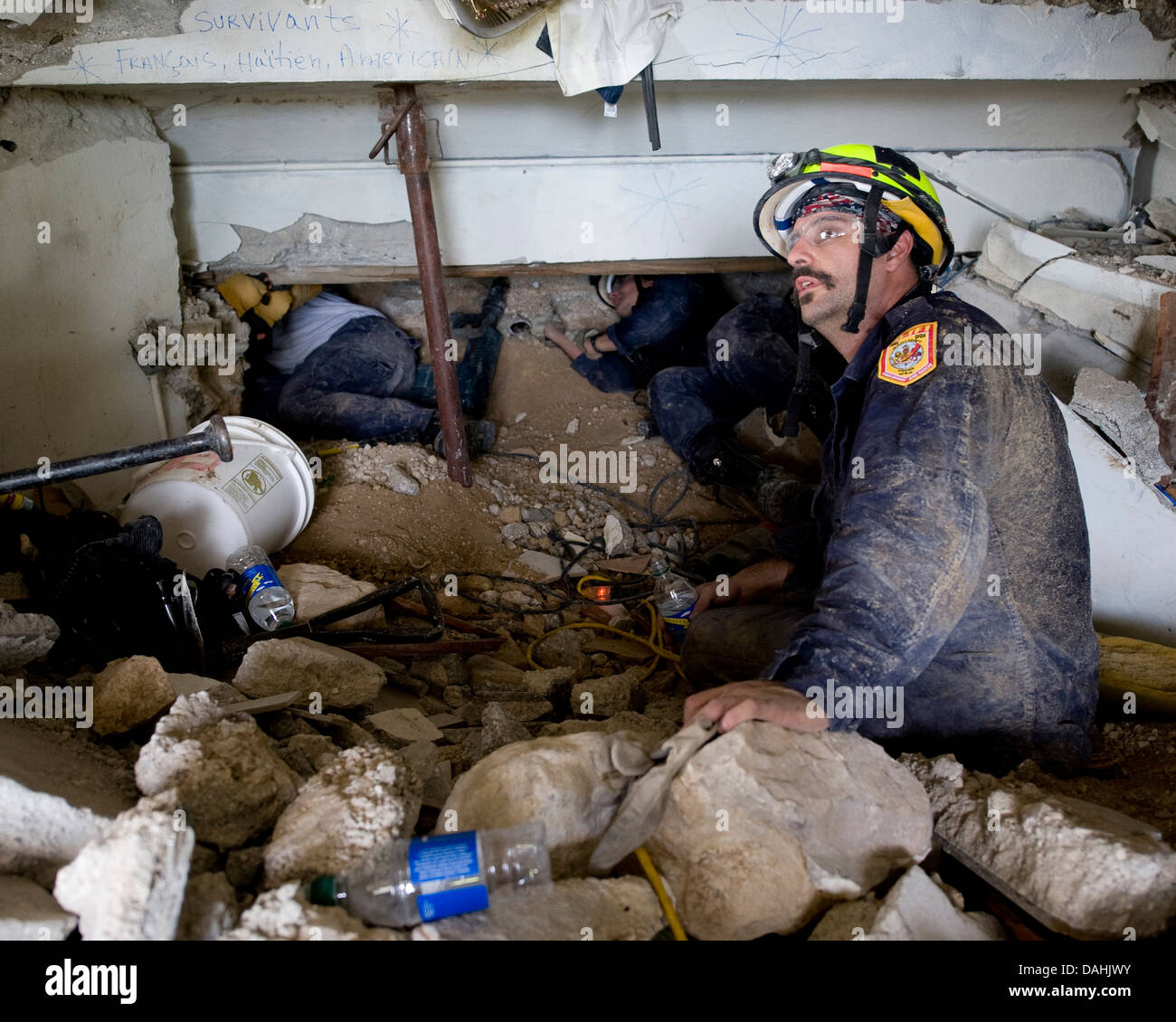 Mitglieder des Fairfax County Virginia Urban Search and Rescue Teams führen eine Rettungsaktion in einem eingestürzten Abschnitt des Hotel Montana in der Folge von einem Erdbeben der Stärke 7,0, die 220.000 15. Januar 2010 in Port-au-Prince, Haiti Tote. Acht Menschen, darunter 7 Amerikaner wurden aus den Trümmern des Hotels gerettet. Stockfoto