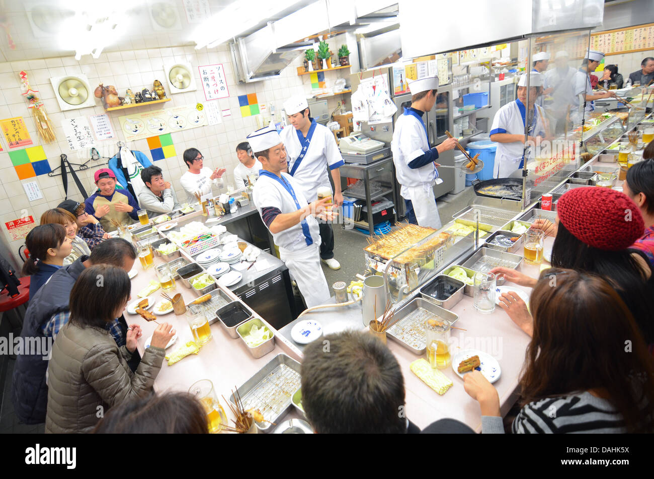 Ein kushi - katsu Restaurant in Shinsekai in Osaka, Japan. Stockfoto