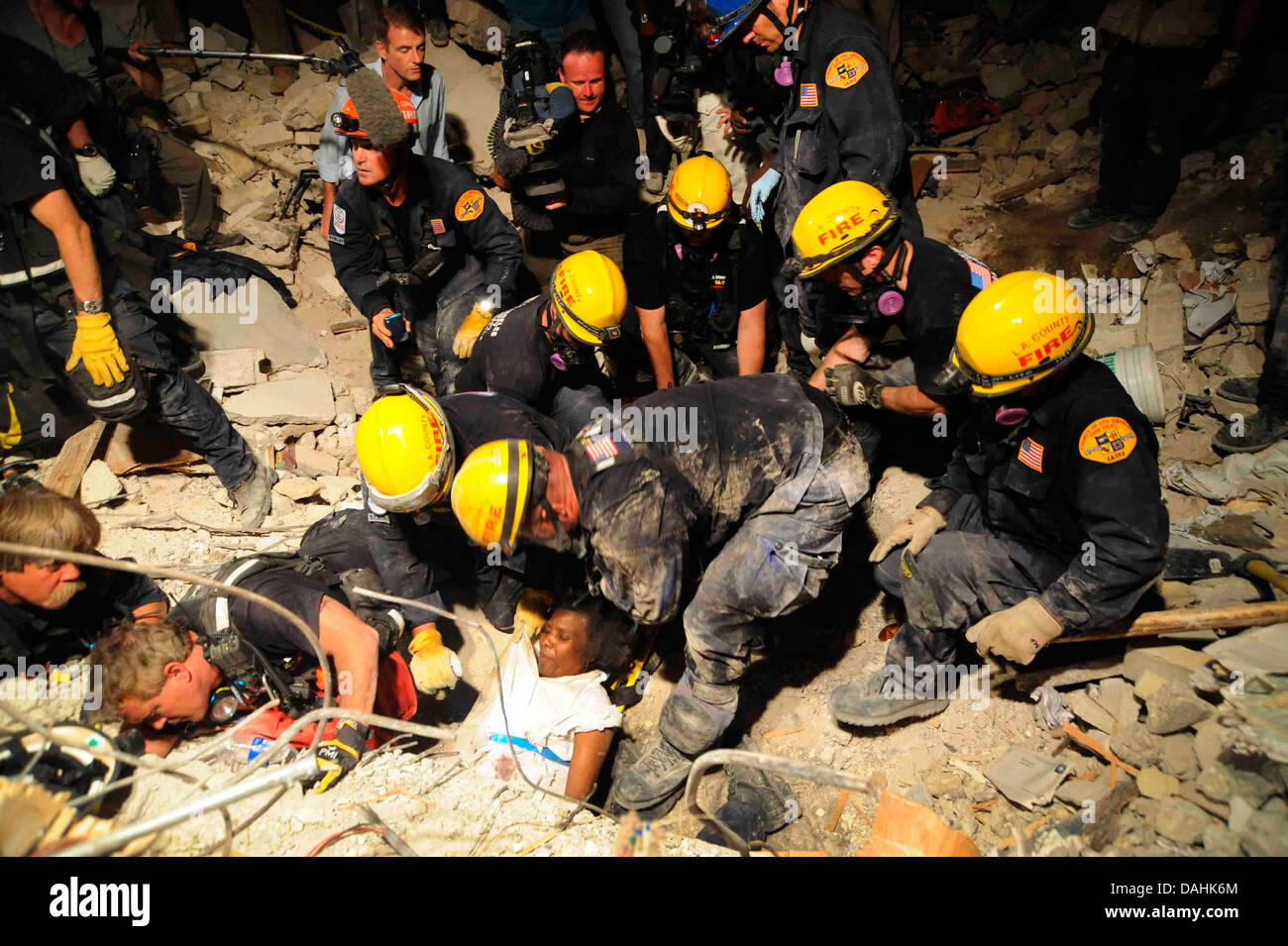 Mitglieder des Los Angeles County Fire Department Search and Rescue Team retten eine haitianische Frau aus einem eingestürzten Gebäude im Anschluss an ein Erdbeben der Stärke 7,0, die 220.000 Menschen 17. Januar 2010 in Port-au-Prince, Haiti getötet. Die Frau überlebt 5 Tage ohne Nahrung oder Wasser in den Trümmern. Stockfoto