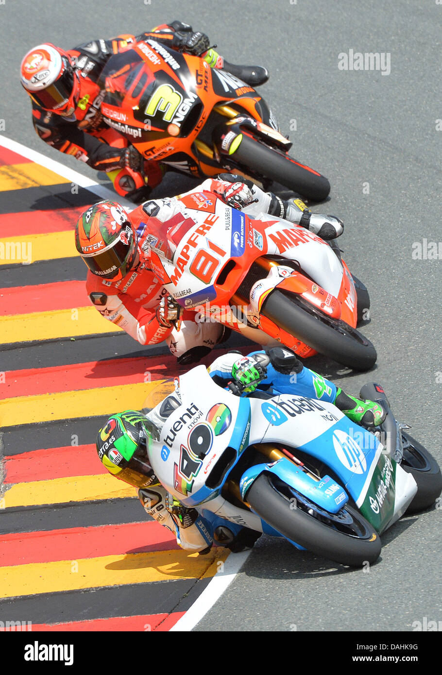 Hohenstein-Ernstthal, Deutschland. 14. Juli 2013. Spanisch-Moto2-Fahrer Pol Espargaro (40) Tuenti HP 40 Teams, Spanisch Moto2-Fahrer Jordi Torres (81) von Aspar Team Moto 2 und italienische Moto2 Fahrer Simone Corsi (39 der NGM Mobile Racing Team in Aktion während des deutschen Grand Prix auf der Rennstrecke Sachsenring bei Hohenstein-Ernstthal, Deutschland, 14. Juli 2013 statt. Foto: Hendrik Schmidt/Dpa/Dpa/Alamy Live News Stockfoto