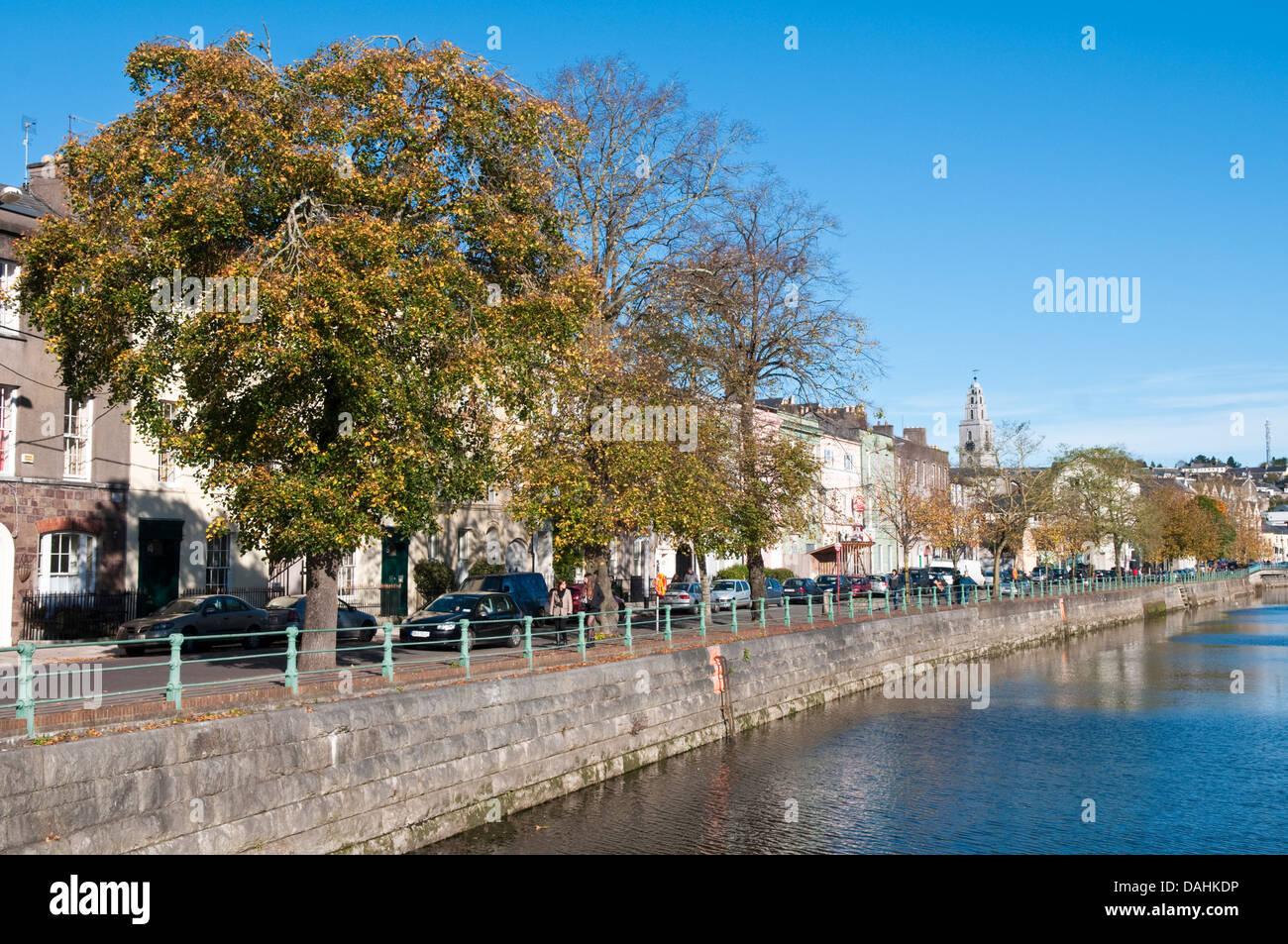 Blick entlang der North Mall Fluss Lee im Stadtzentrum von Cork, Irland an einem sonnigen Tag Stockfoto