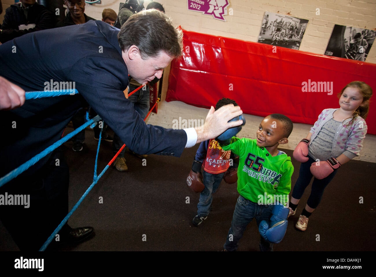 Vizepremier Nick Clegg mit einem Kind Kinder Kinder Stockfoto