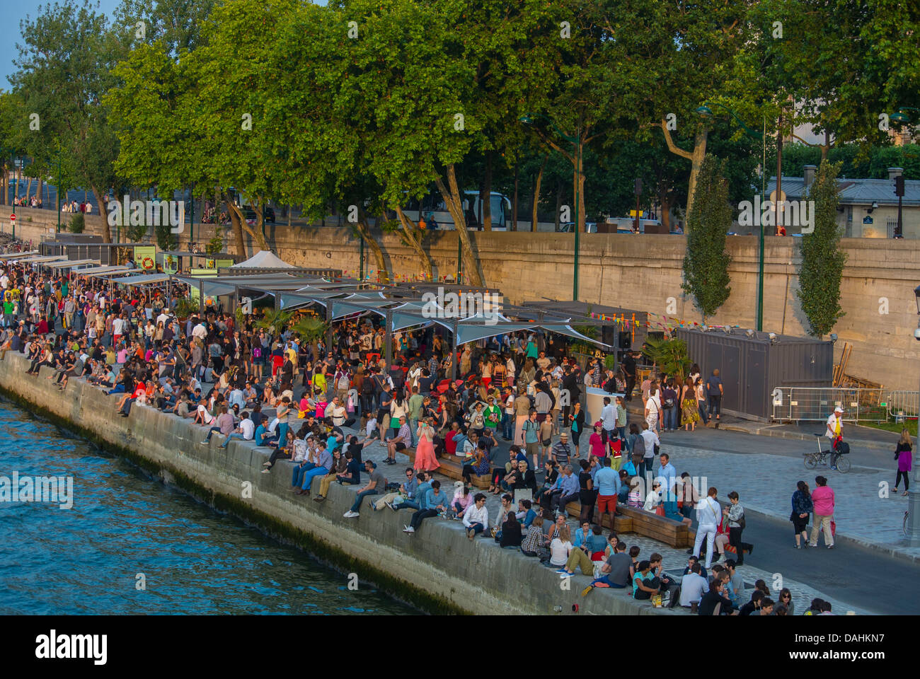 Paris, Frankreich, große Menschenmassen von oben, Leute, die in den Restaurants am seine feiern, Bars am Rive Droite, Junge Erwachsene im Urlaub Stockfoto