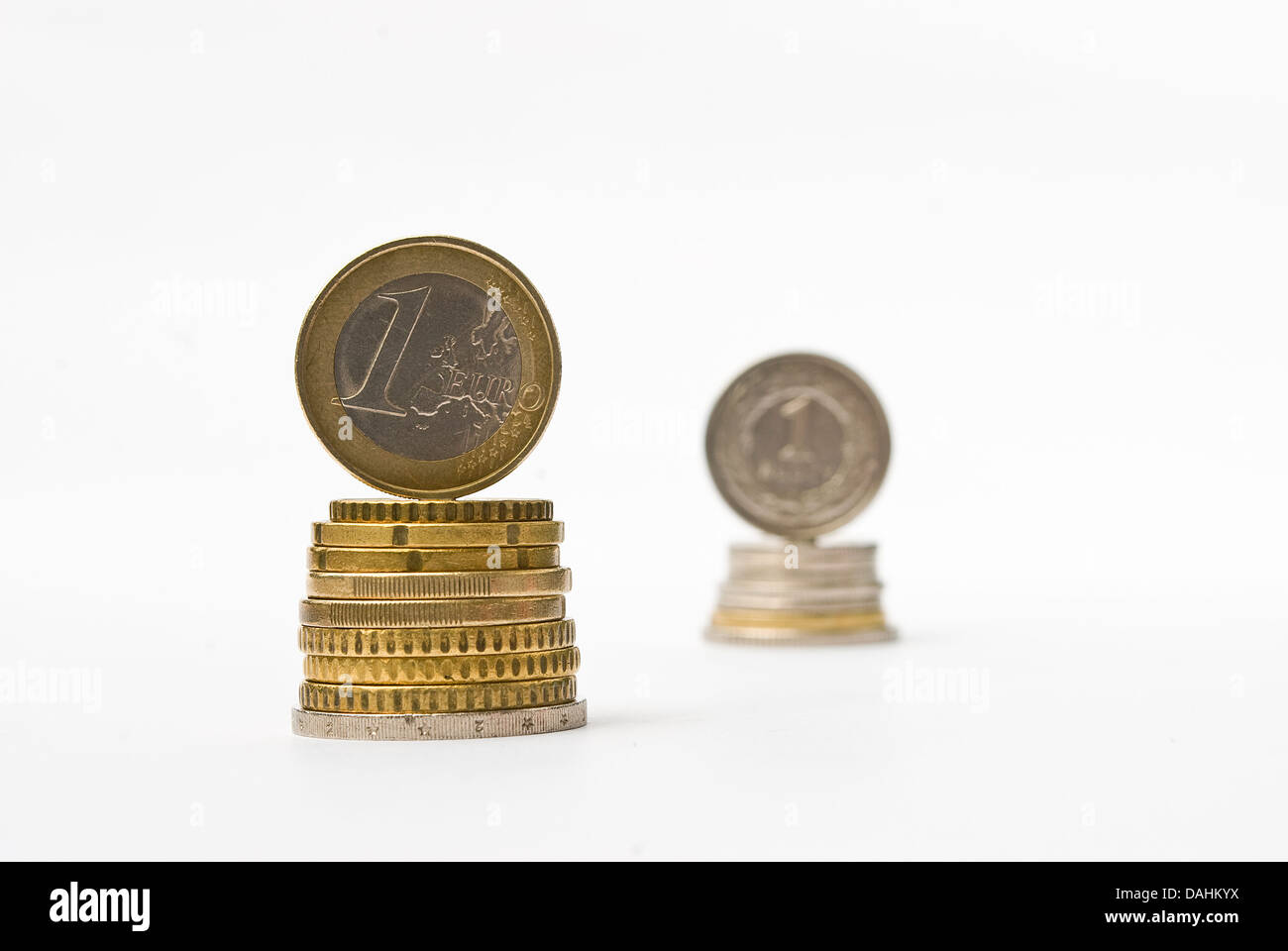 Stapel von Geld Euro und Zloty Münzen. Währung Kurs Vergleich Konzept Stockfoto