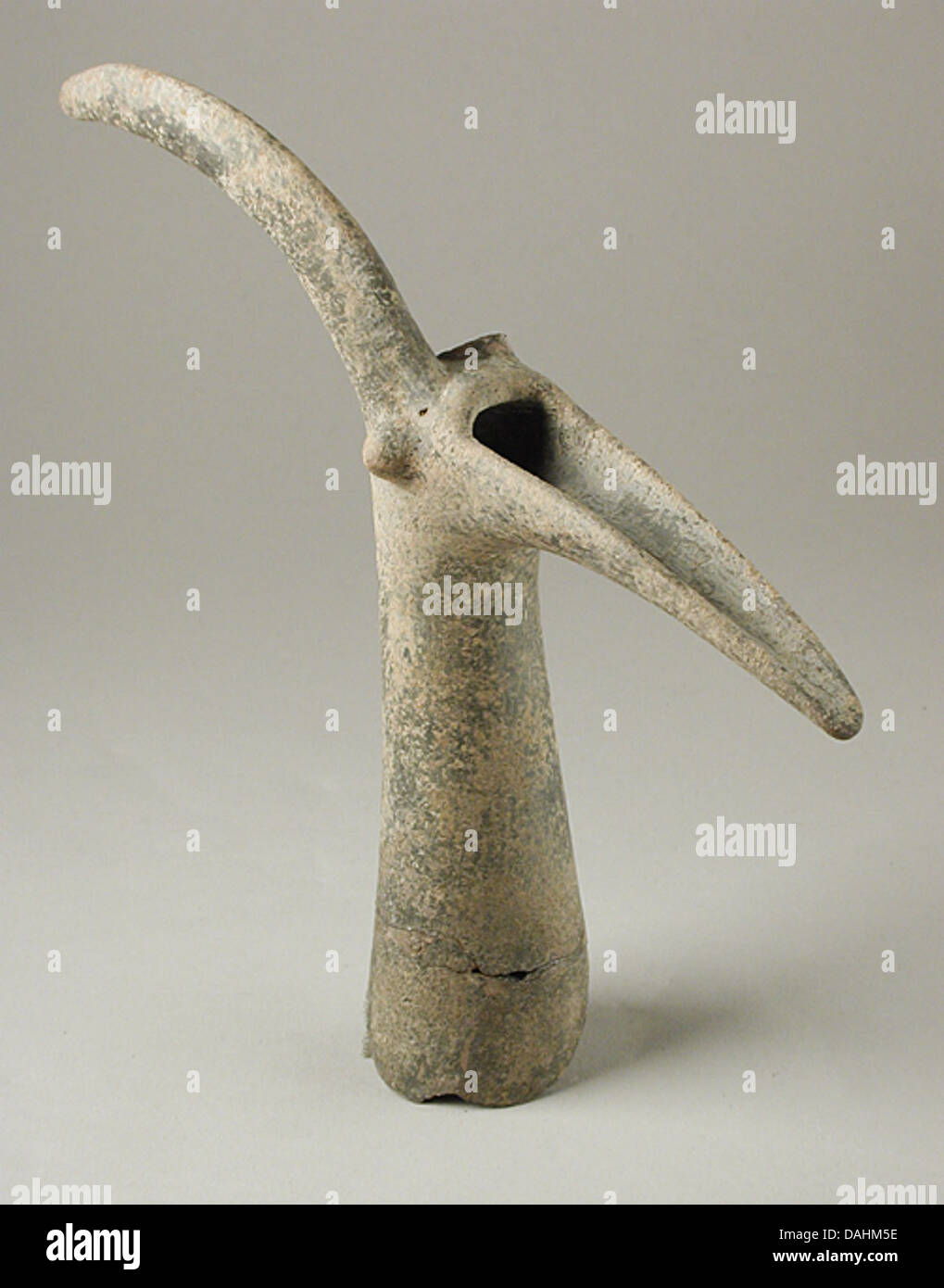 Dieses Skulpturenstück zeigt den Kopf eines Steinbocks mit einem gebrochenen Geweih, ein Beispiel für die Tierdarstellung in der antiken Kunst. Es ist Teil der LACMA-Sammlung und zeigt die Bedeutung von Tierbildern in historischen Artefakten. Stockfoto