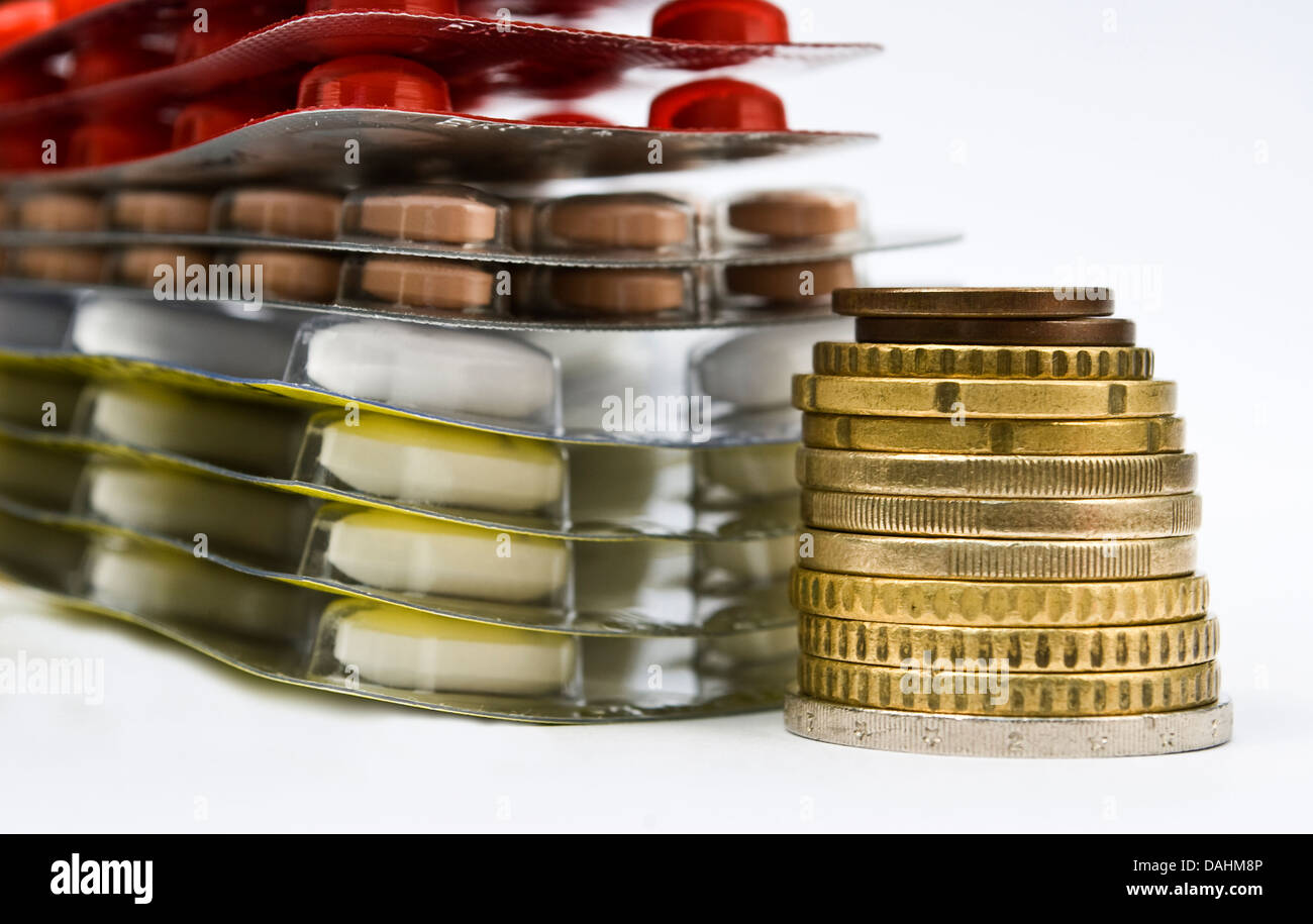 Stapel von Geld und Medikamente als medizinisches Konzept Stockfoto