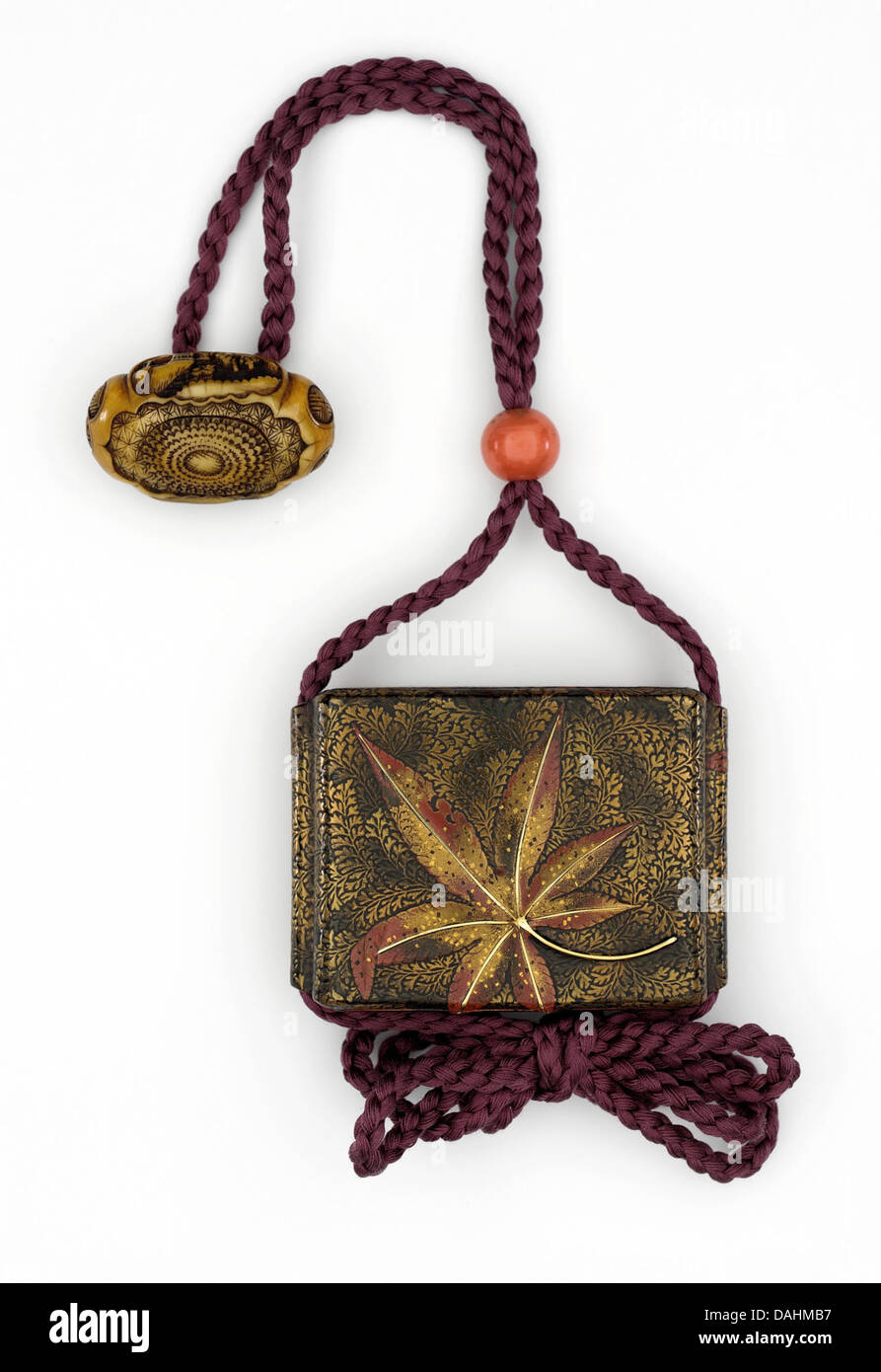 Dieses Inro-Set mit Ojime und Netsuke ist ein Schlüsselbeispiel japanischer dekorativer Kunst. Diese Artikel, die aus verschiedenen Materialien gefertigt sind, repräsentieren die traditionellen Modeaccessoires, die in Japan verwendet werden. Sie sind Teil der LACMA-Kollektion und heben die Kunstfertigkeit und Handwerkskunst der japanischen Kultur hervor. Stockfoto