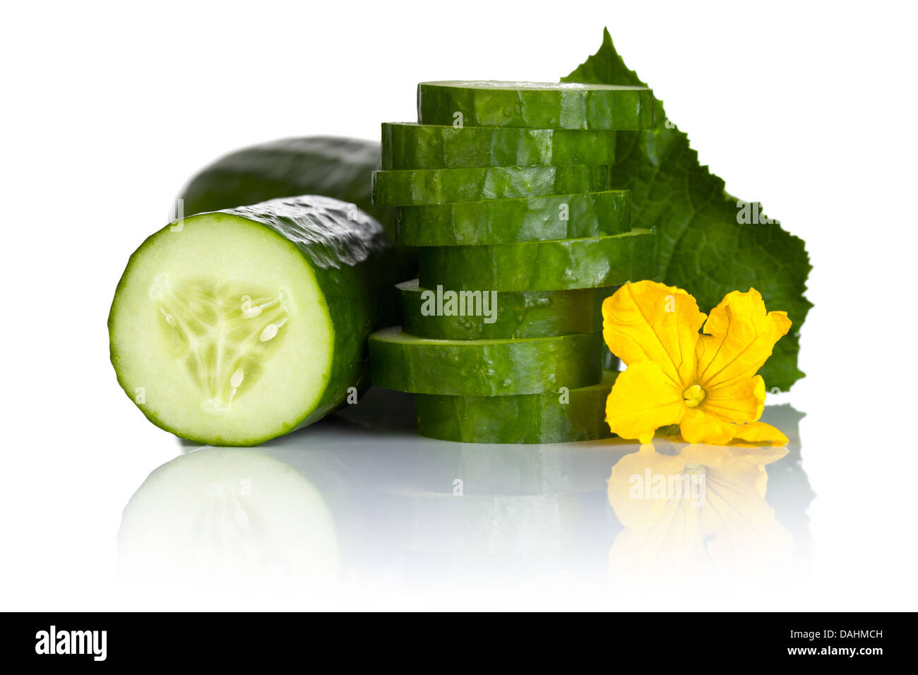 Gurke mit Blatt und Blume auf weißem Hintergrund. Makroaufnahme Stockfoto