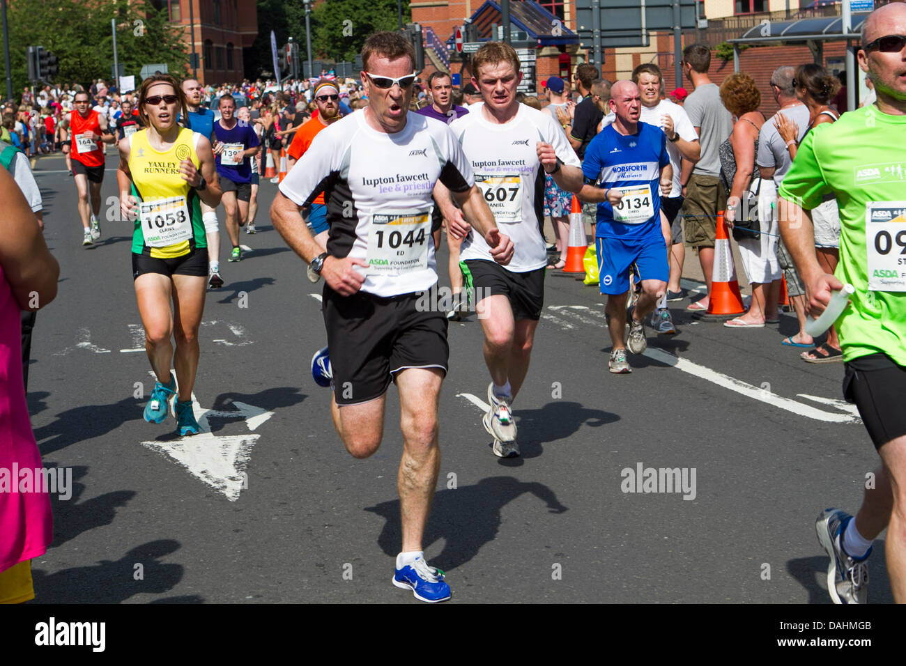 Leeds, UK. 14. Juli 2013. Leeds 10K Jane Tomlinson Lauf für alle Veranstaltungsguthaben 14. Juli 2013: Ewa Skibinska/Alamy Live-Nachrichten Stockfoto