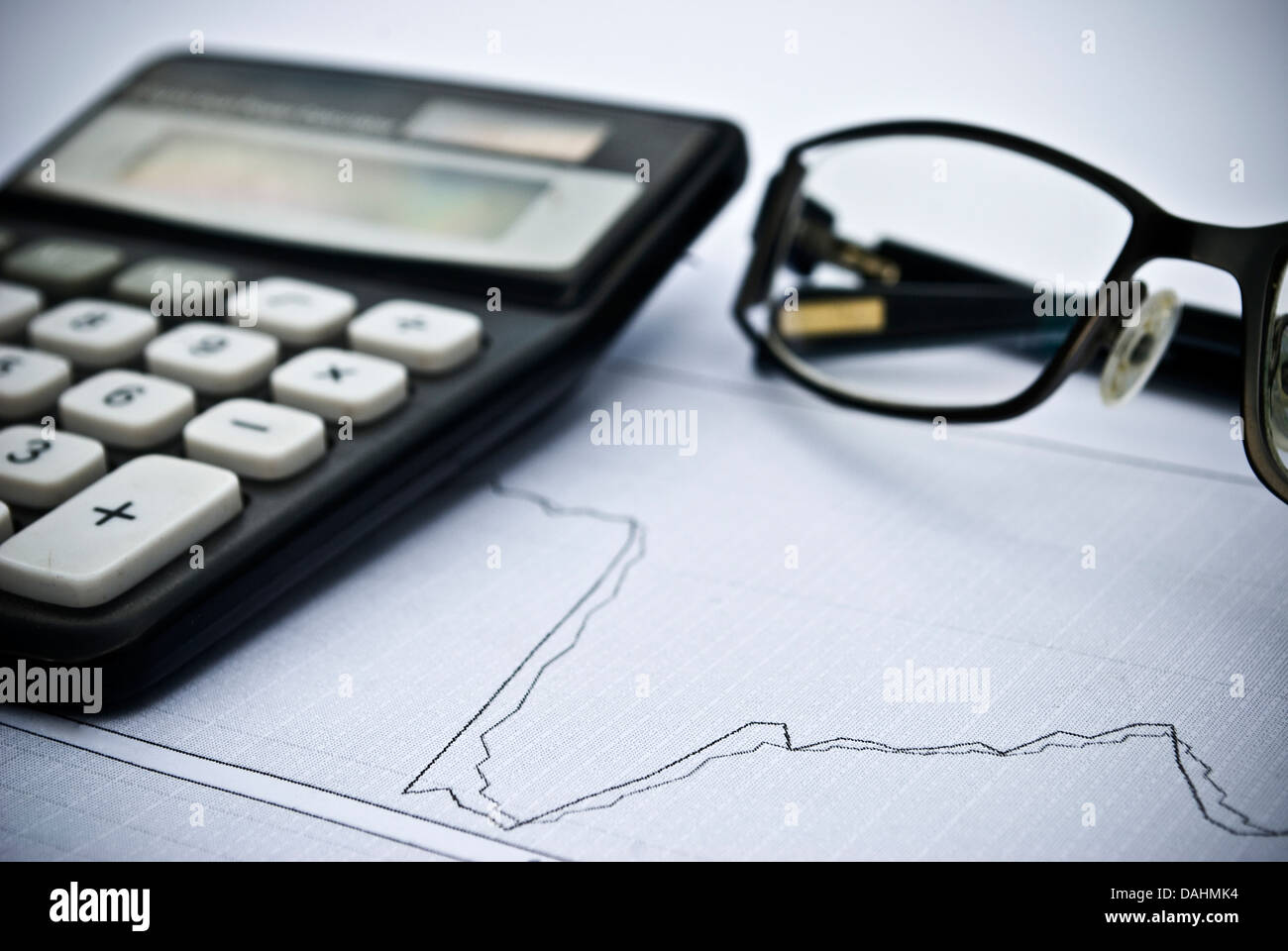 Diagramm, Rechner, Brille als finanzielle Aktienanalyse Nachwuchswettbewerbs Stockfoto