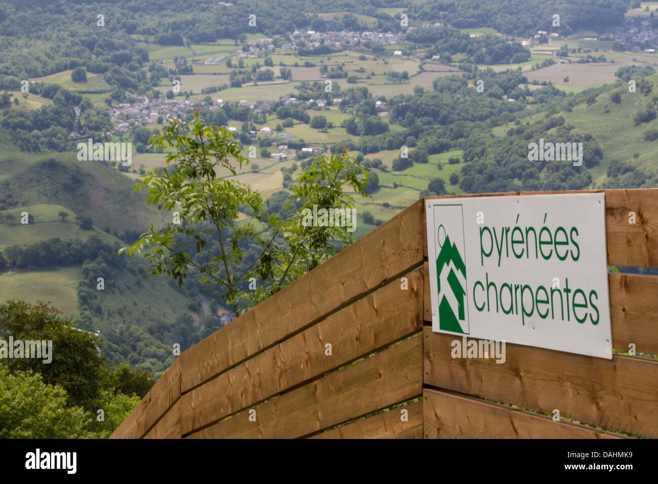Pyrenäen Charpentes Signat Statr von Mountain Bike downhill-Strecke über Lourdes Stockfoto