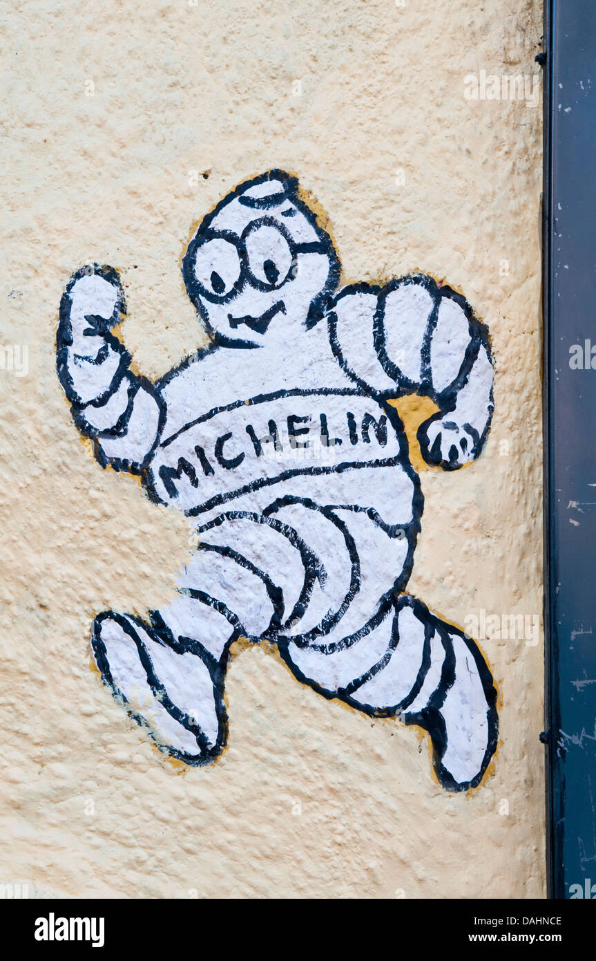 Eine Zeichnung der Bibendum, allgemein bekannt als das Michelin-Männchen, das Symbol der Firma Michelin Reifen Stockfoto