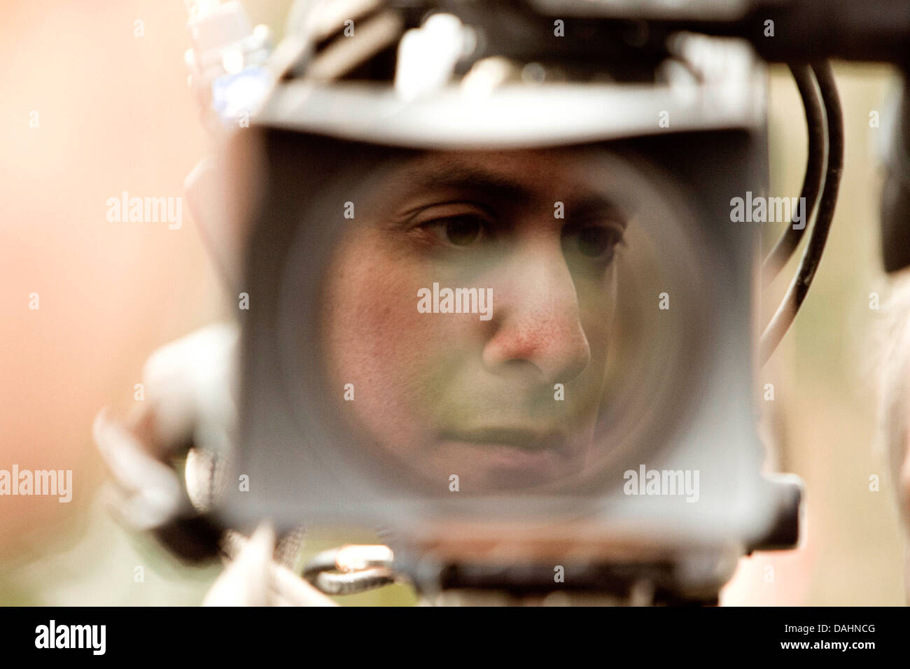 Ed Miliband spiegelt sich in einer TV-Kamera-Objektiv Stockfoto