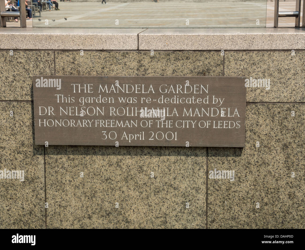 Leeds, UK. Mandela Garten erneuten Weihung 30.04.2001 plaque Stockfoto