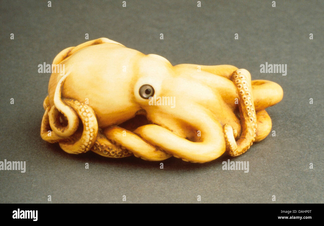 Diese Kraken-Skulptur fängt die komplizierten Formen der Meereslebewesen ein. Es zeigt die Fähigkeit des Künstlers, die Fließfähigkeit und Details von Meeresbewohnern in einem skulpturalen Medium darzustellen. Stockfoto