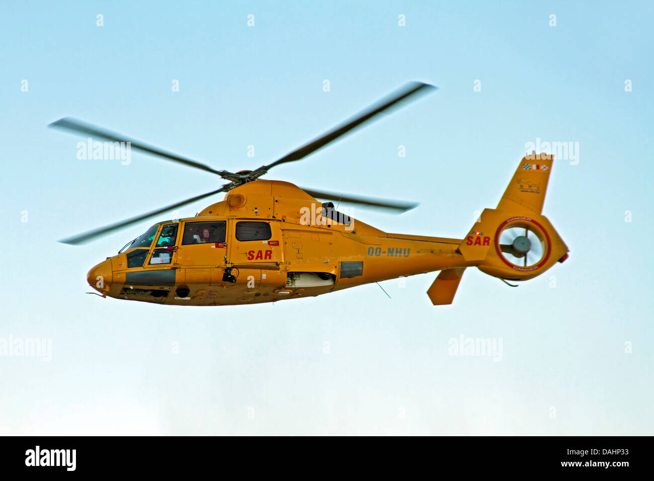 ROTTERDAM, Niederlande: Armee-Hubschrauber fliegt tagsüber am 9. September 2012 Welt Hafen Rotterdam Niederlande Stockfoto