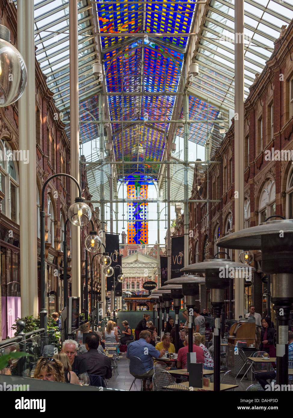 Farbigen Glasdach über ursprüngliche Straße Form neue Einkaufspassage am Victoria Viertel Leeds UK Stockfoto