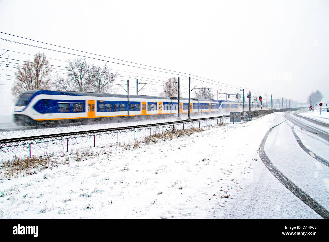 Zug fahren in einem Schneesturm in den Niederlanden Stockfoto