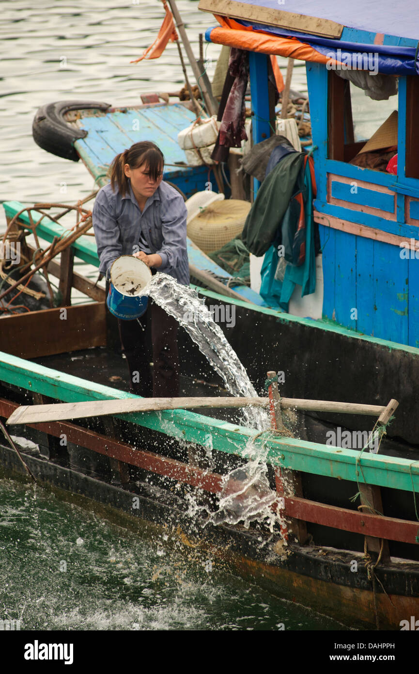 Vietnamesin waschen Sie ihr Boot, zwischen 'Cat Ba' Insel und Ha Long Bucht, Vietnam Stockfoto