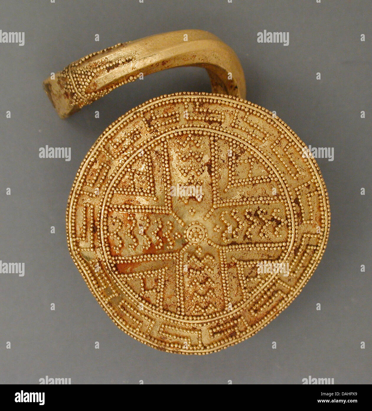 Dieses Paar spiralförmige Ohrringe in der LACMA-Kollektion spiegelt die Kunstfertigkeit des antiken Schmuckdesigns wider, mit komplizierter Bronzemandwerkskunst in einem kreisförmigen Muster, das Einheit und Eleganz symbolisiert. Stockfoto