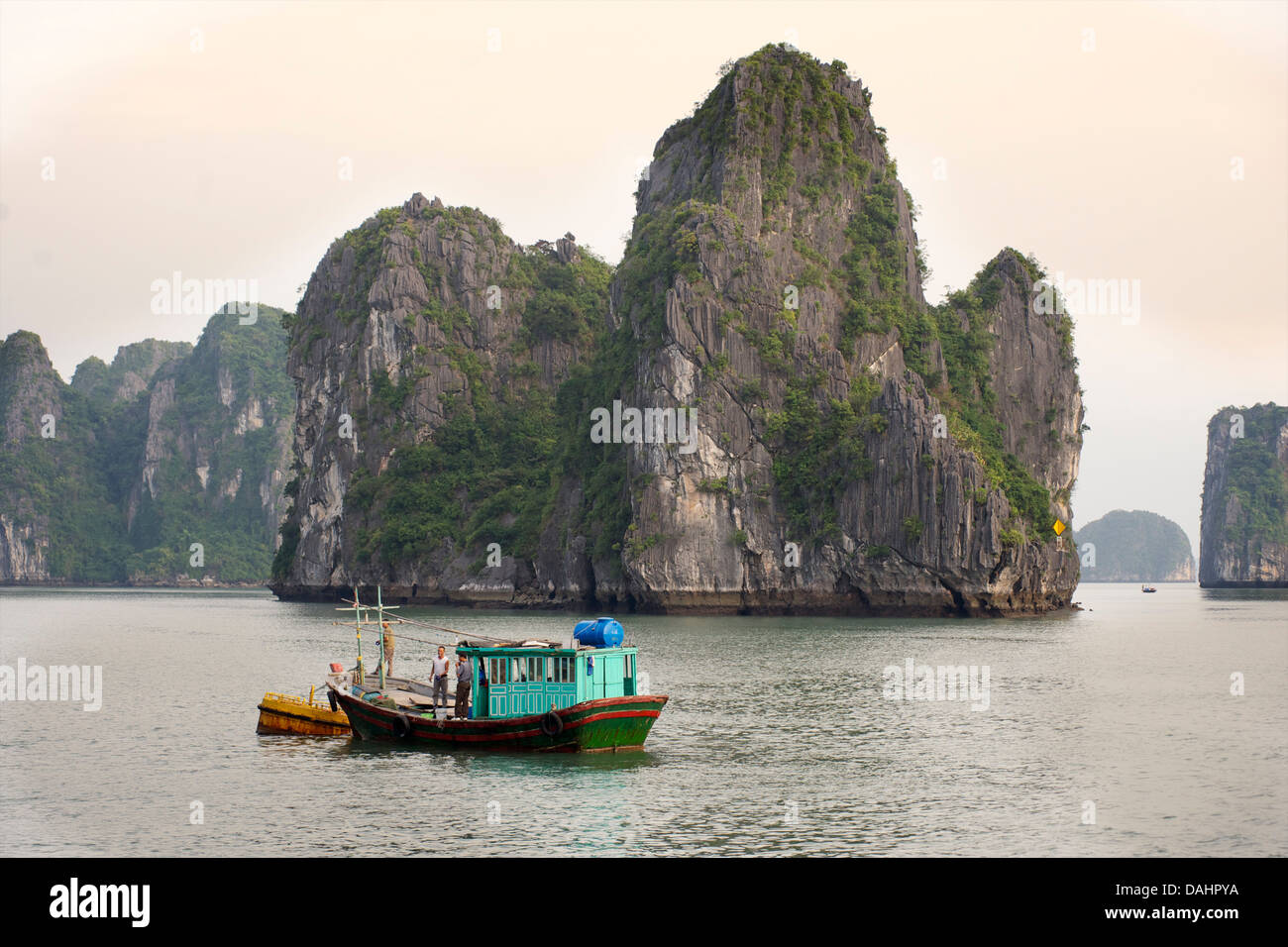 Kleinen vietnamesischen Fischerboot zwischen Halong-Bucht und 'Cat Ba' Island, Vietnam Stockfoto
