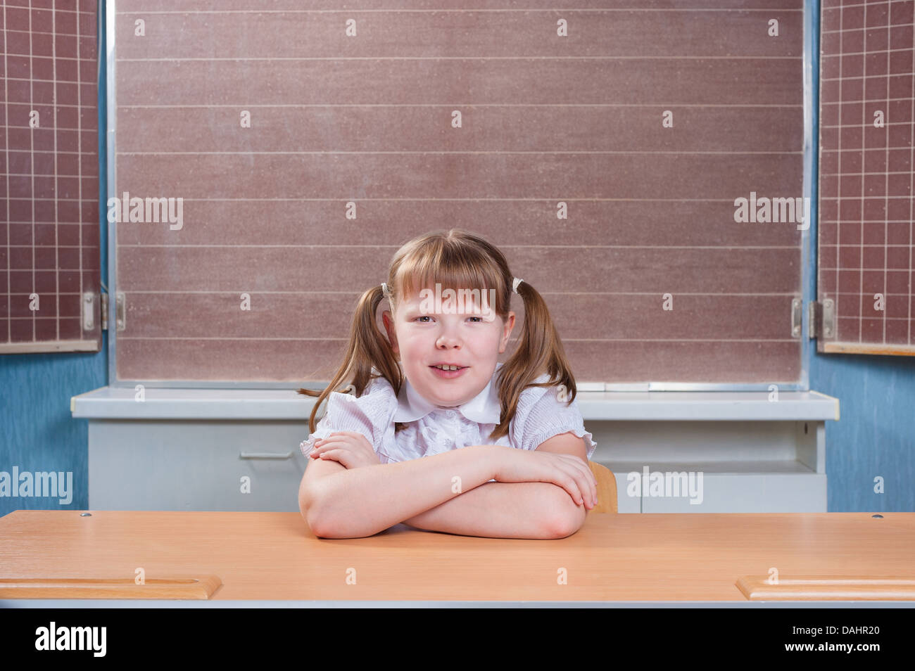 Schulmädchen in einem Klassenzimmer Stockfoto