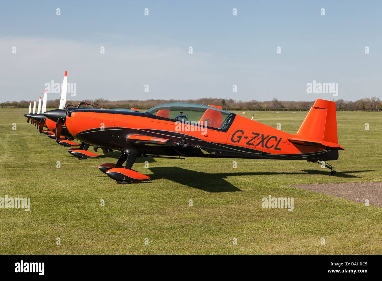 Zusätzliche EA - 300L, Teil der "The Blades" Kunstflugstaffel basierend auf Unternehmen Flugplatz, Northampton, England Stockfoto