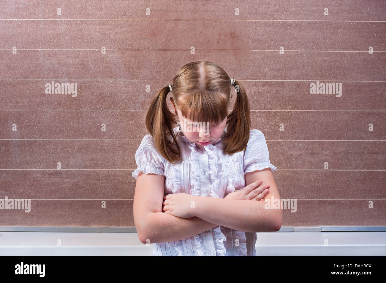 Schulmädchen in einem Klassenzimmer Stockfoto