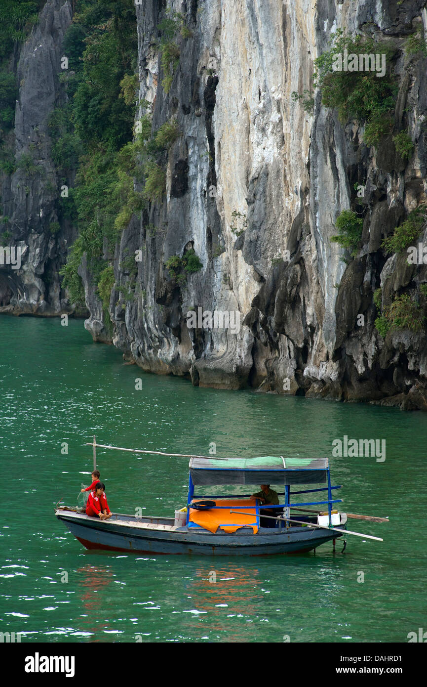 Kleinen vietnamesischen Fischerboot zwischen Halong-Bucht und 'Cat Ba' Island, Vietnam Stockfoto