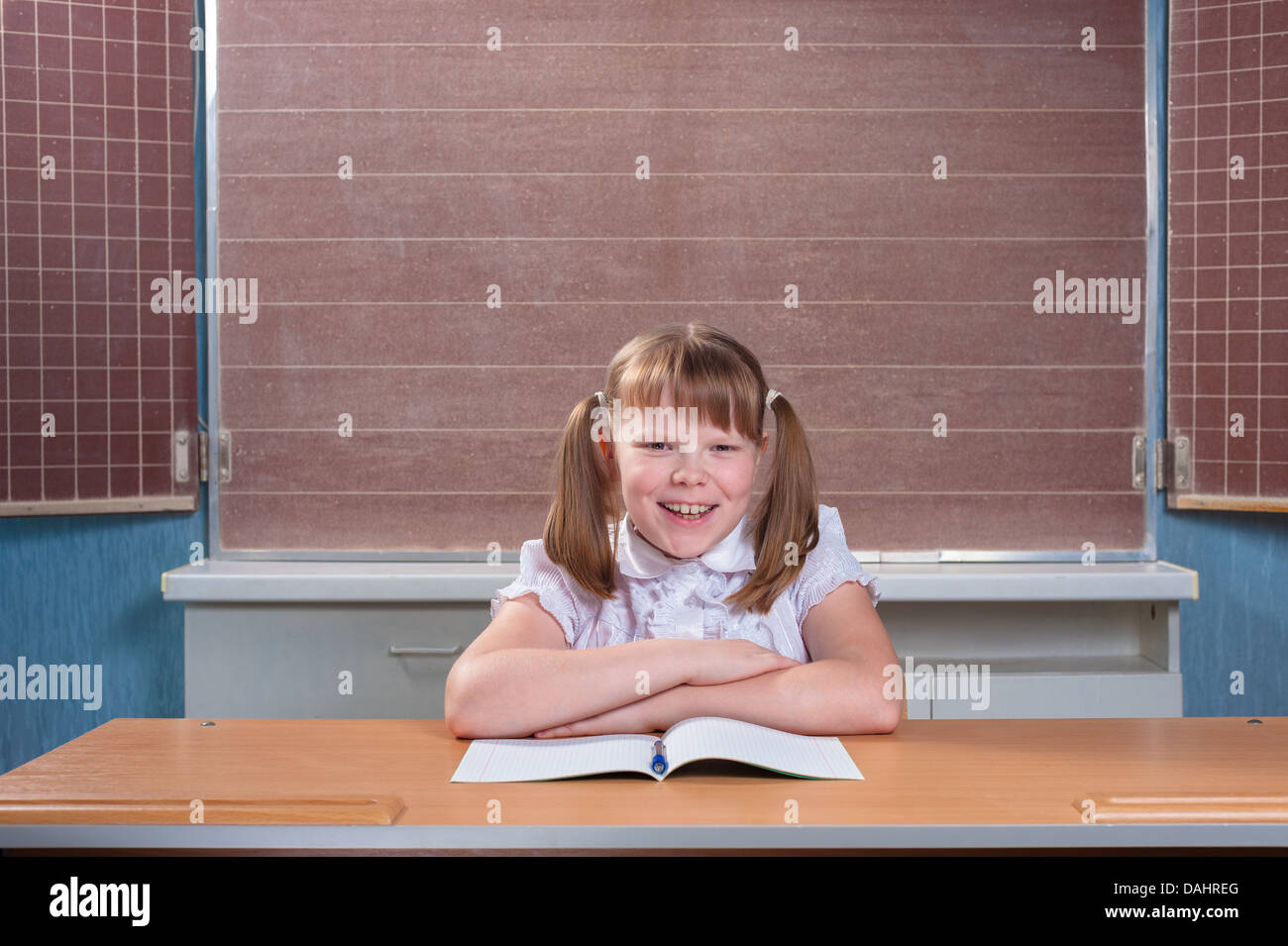 Schulmädchen in einem Klassenzimmer Stockfoto