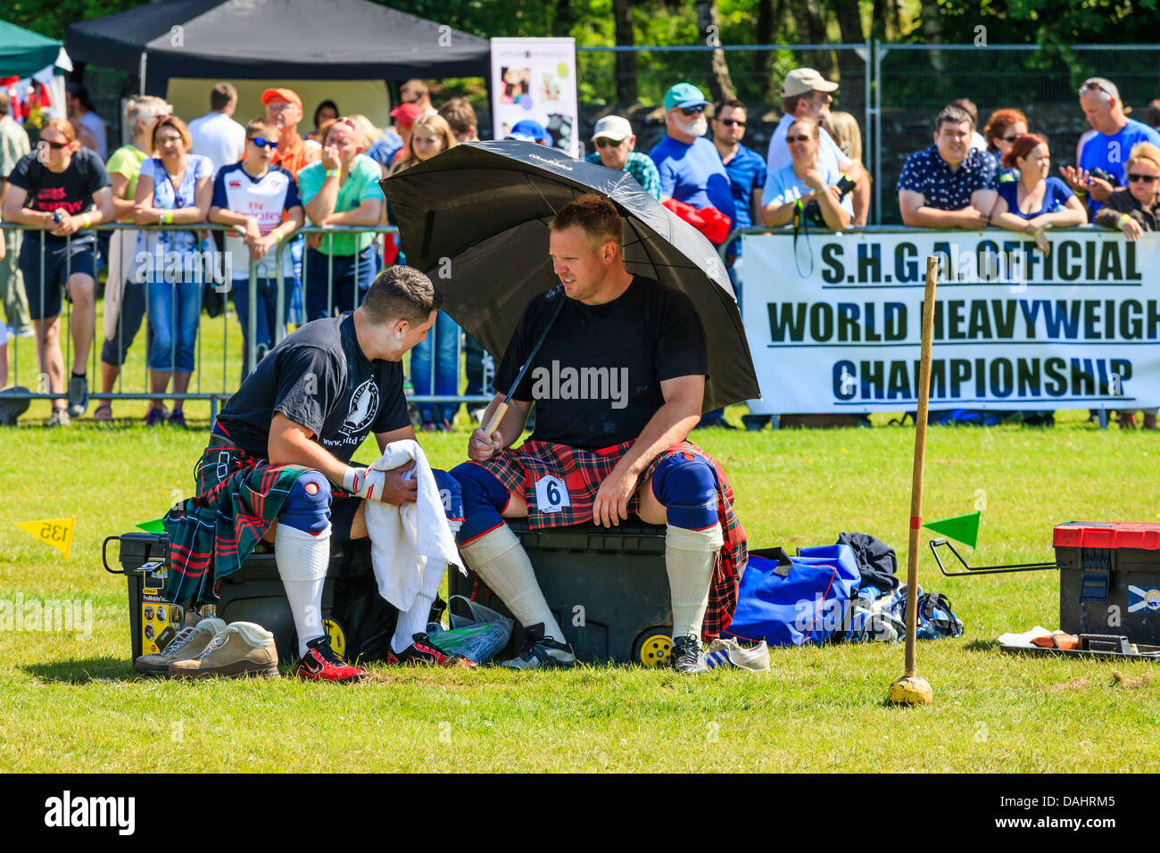 Beiden Konkurrenten in der schottischen Highland Games offiziellen World Heavyweight Championship, Loch Lomond Highland Games Stockfoto