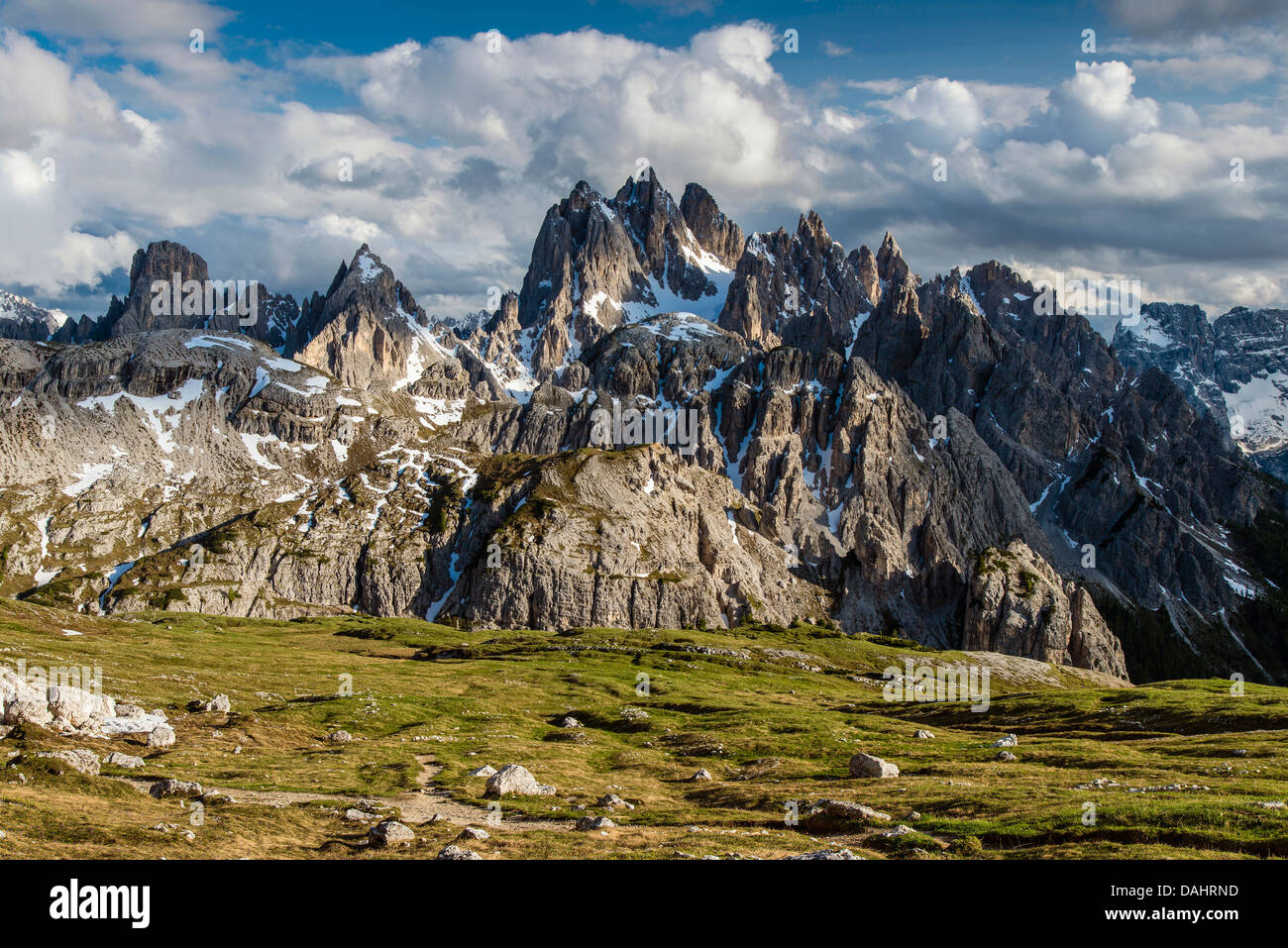 Panoramablick über das Cristallo und Sorapis Berg Gruppen, Dolomiten, Veneto, Italien Stockfoto