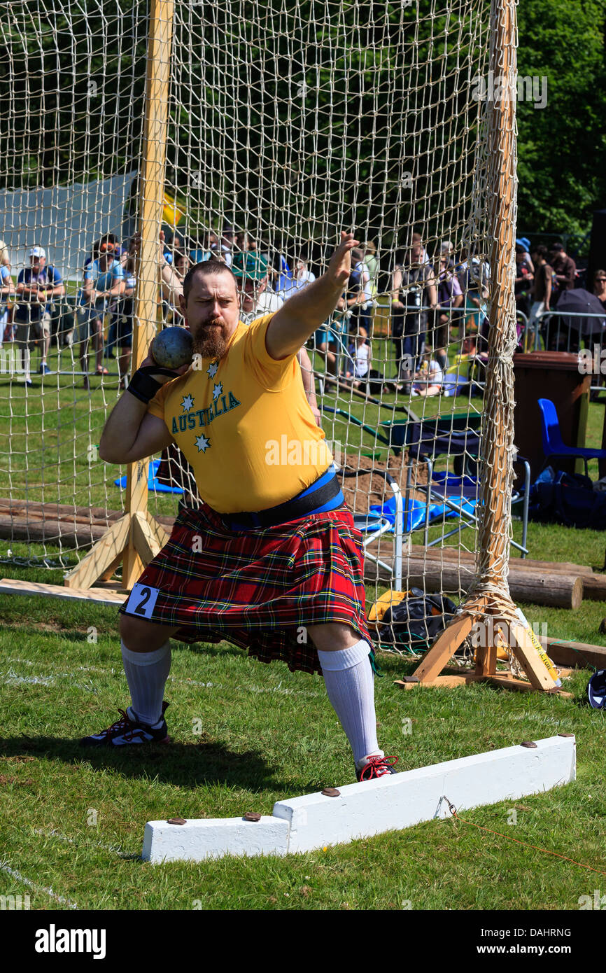 Konkurrent wirft den 16 Pfund-Ball in der traditionellen schottischen Wettbewerb bei den Highland Games, Stockfoto