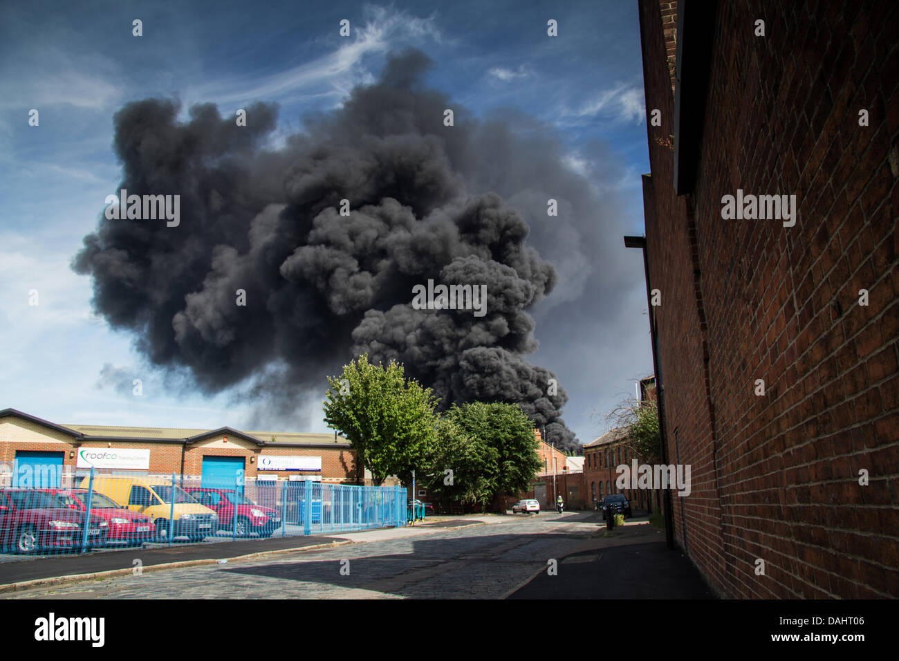 Sheffield, UK. 14. Juli 2013. Dicken schwarzen Rauch wogenden aus Recycling Zentrum Feuer auf Foley Straße in Sheffield Credit: Gary Bagshawe/Alamy Live News Stockfoto