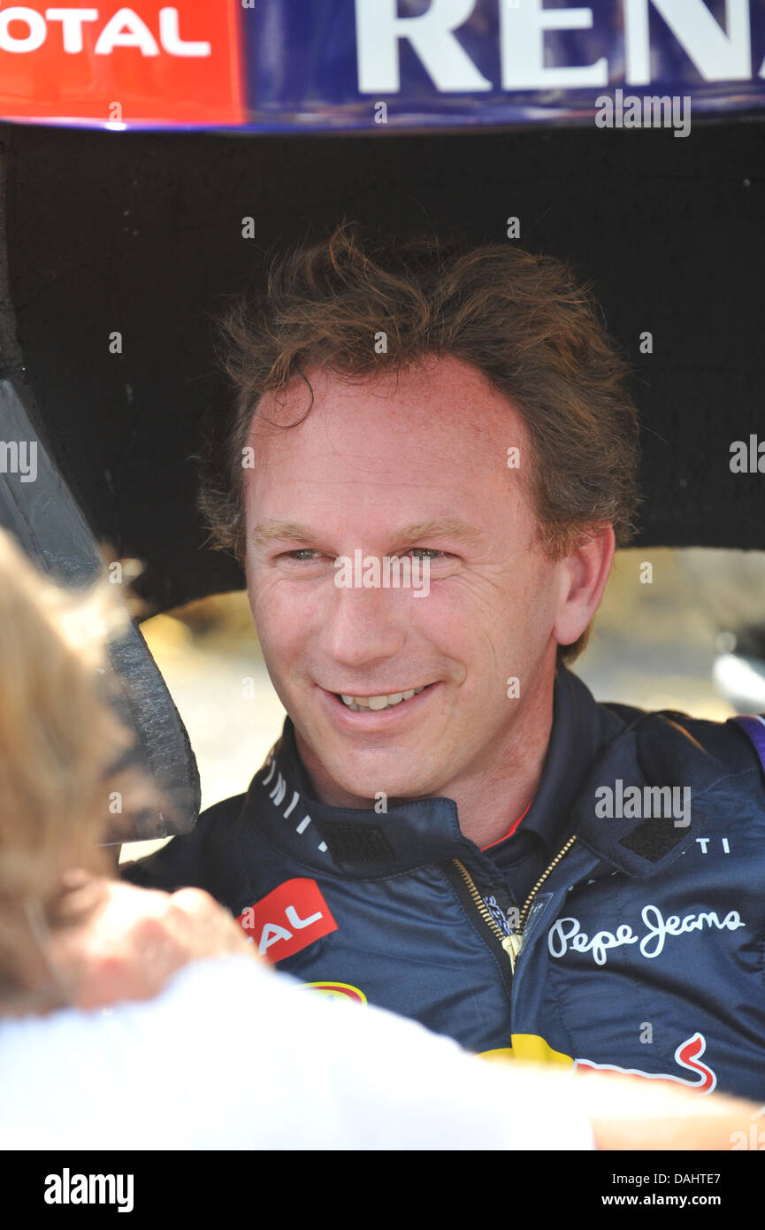 Alexandra Palace, London, UK. 14. Juli 2013. Der Kopf des Red Bull Racing, Christian Horner, befragt nach dem Überqueren der Ziellinie im Alexandra Palace. Die Red Bull Seifenkistenrennen im Alexandra Palace ist eine internationale Veranstaltung in die Amateurfahrer hausgemachten Seifenkiste Fahrzeuge fahren. "Jede Hand gefertigte Maschine wird durch nichts angetrieben, sondern schiere Mut, die Kraft von Schwerkraft und vielleicht ein wenig Red Bull. Bildnachweis: Matthew Chattle/Alamy Live-Nachrichten Stockfoto