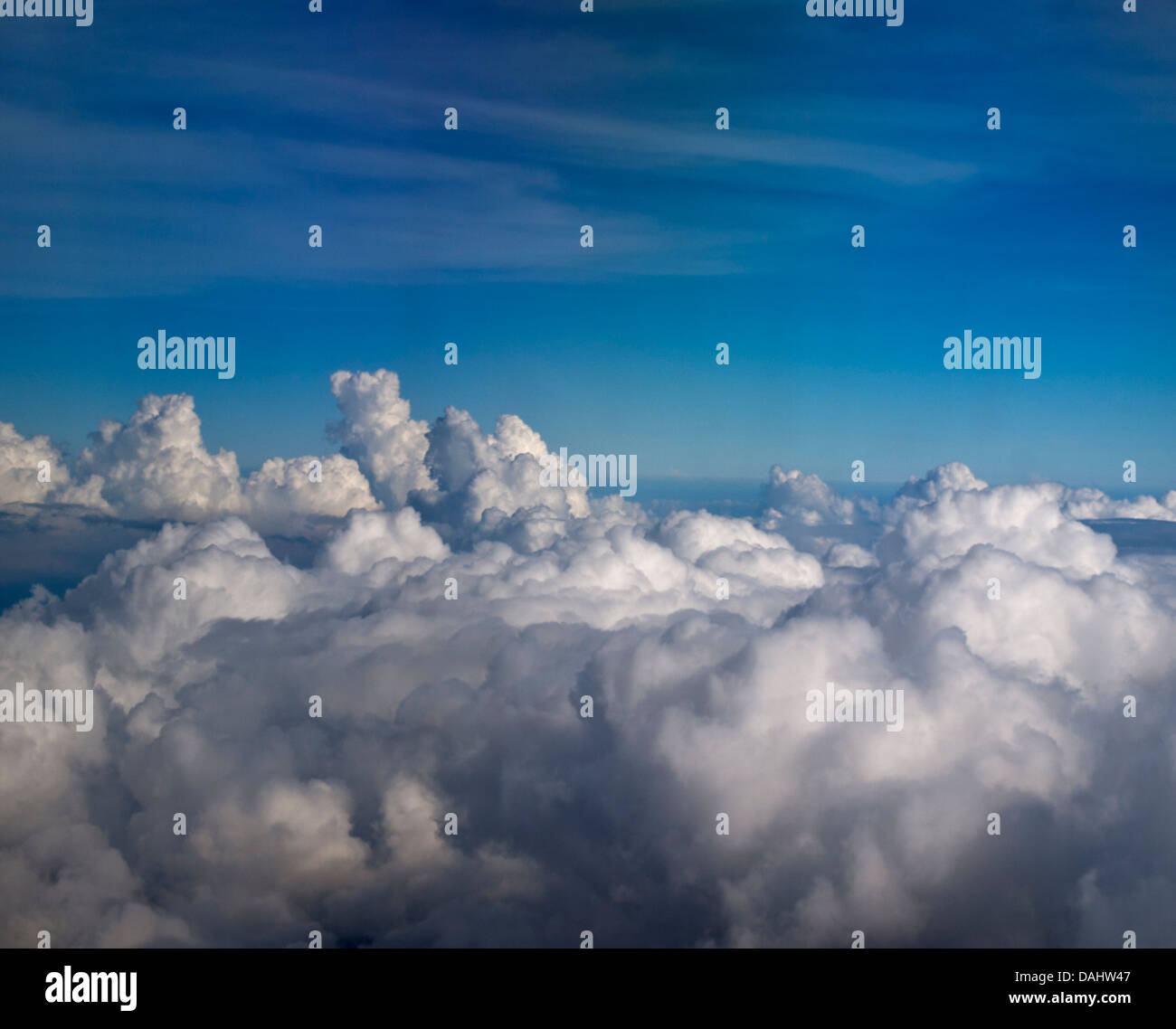 Über den Wolken unter blauem Himmel Stockfoto