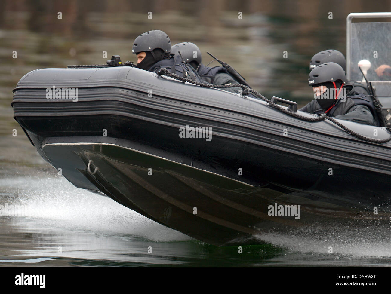 SEK besondere Reaktion Einheit Polizisten fahren in einem Schlauchboot  während der Polizei-Aktionstag in Dortmund, Deutschland, 13. Juli 2013. Dem  Ereignis "ein Tag mit uns - Action-Infos-Fun" fand in Städten in ganz  Nordrhein-Westfalen
