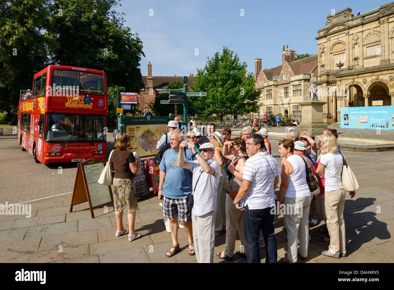Massen von Touristen sammeln außen York Art Gallery Stockfoto