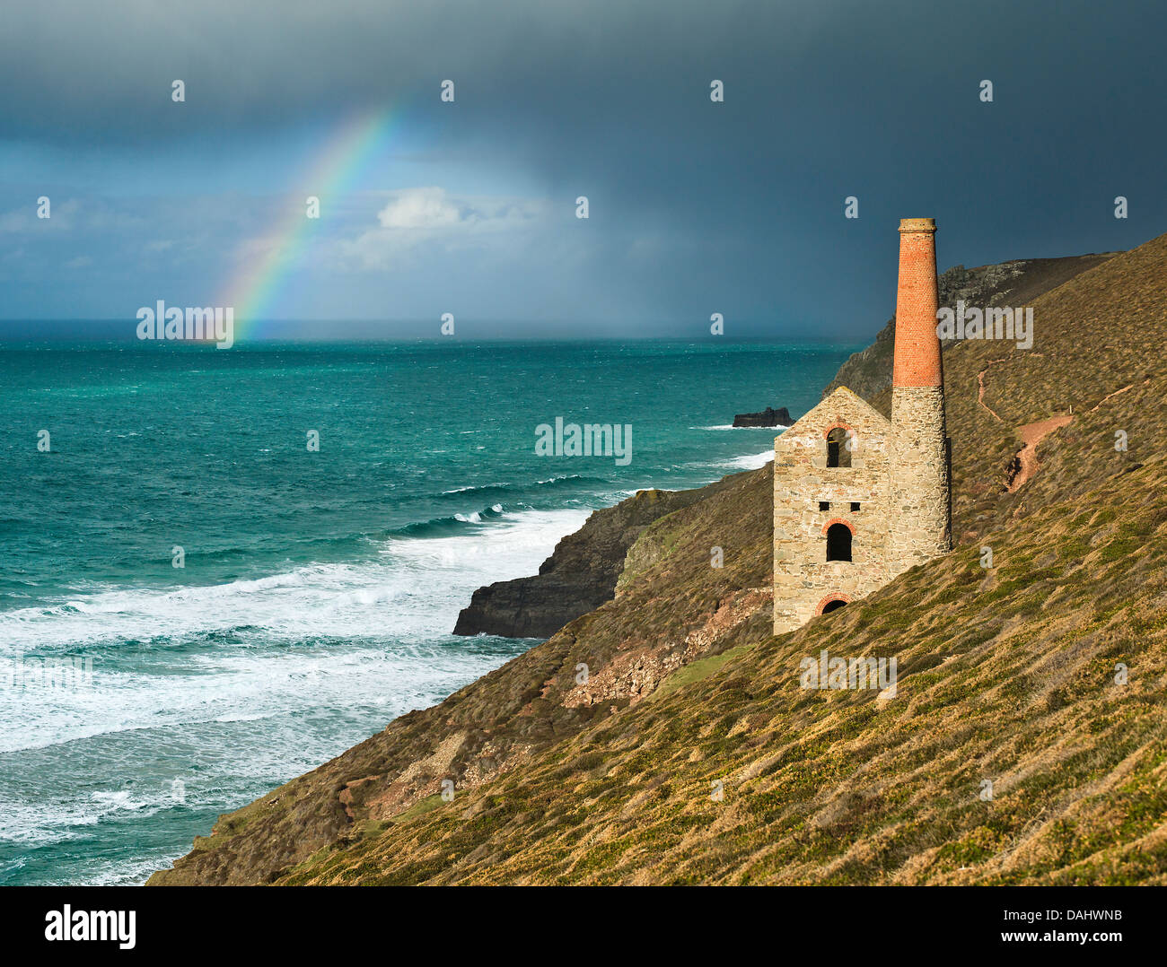 Ein Blick auf die verlassenen Wheal Coates Zinnmine mit Regenbogen über dem Meer, an der Nordküste von Cornwall Stockfoto