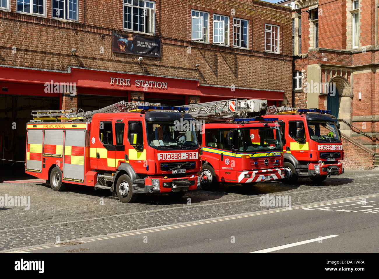 Drei Feuerlöschfahrzeuge parkten außerhalb York Fire Station Stockfoto