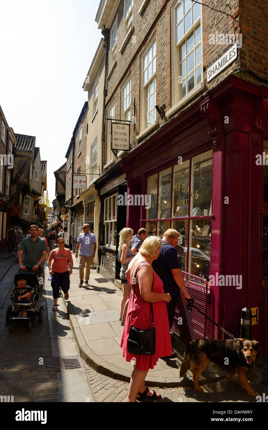 Touristen und Shopper Spaziergang entlang den Shambles in York Stadtzentrum Stockfoto